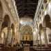 Varcata la soglia veniamo immersi in un grande ambiente riccamente decorato. Due file di quattro colonne corinzie, con capitelli finemente scolpiti, si rincorrono dividendo la chiesa in tre navate...